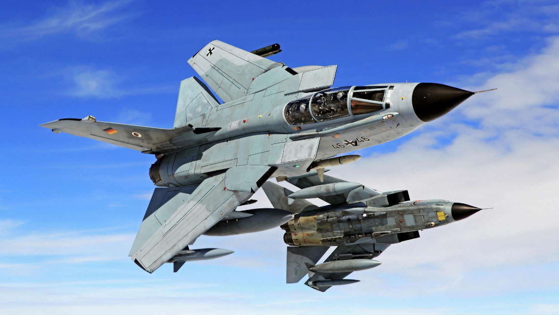Zwei Tornado-Militärflugzeuge im Formationsflug